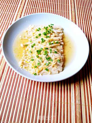 Enoki Mushrooms Mixed with Garlic recipe