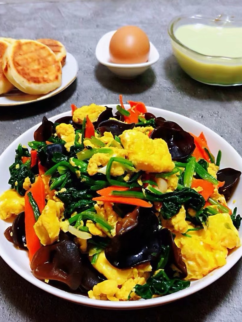 Scrambled Eggs with Spinach and Fungus recipe