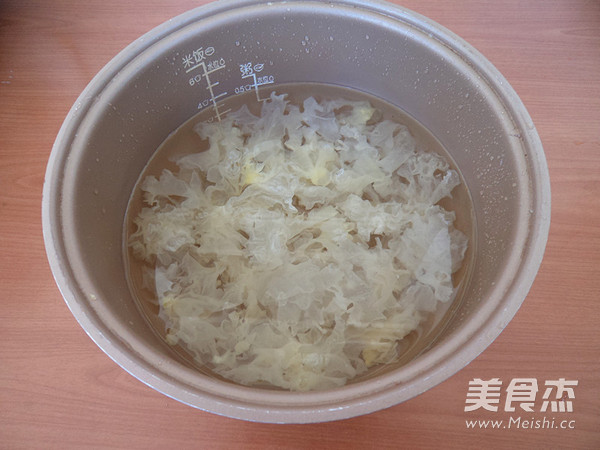 Papaya and Tremella Soup recipe