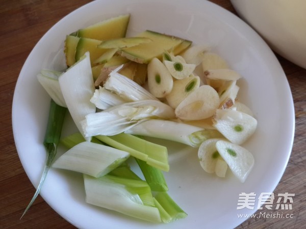 Stir-fried Crab with Green Onion and Ginger recipe