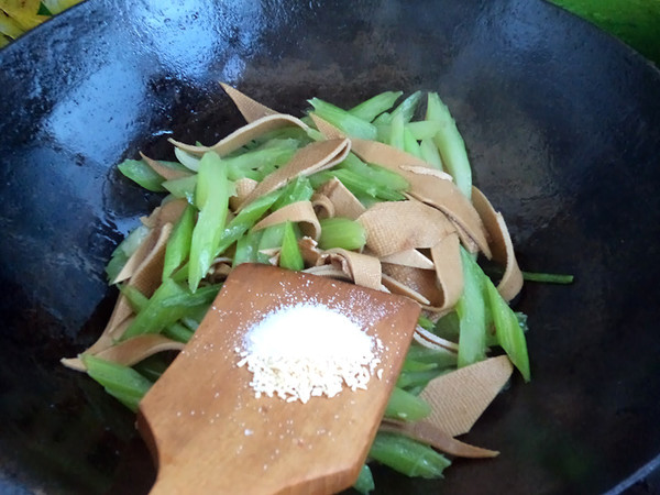 Fried Celery with Bean Curd recipe