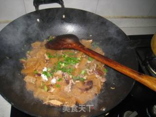 Grilled Pomelo Peel with Mushroom Pork Slices recipe