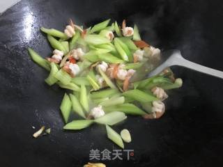 Stir-fried Shrimp Balls with Celery recipe