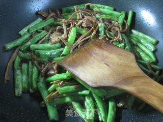 Stir-fried Plum Beans with Tea Tree Mushroom recipe