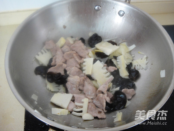 Stir-fried Pork with Black Fungus and Bamboo Shoots recipe