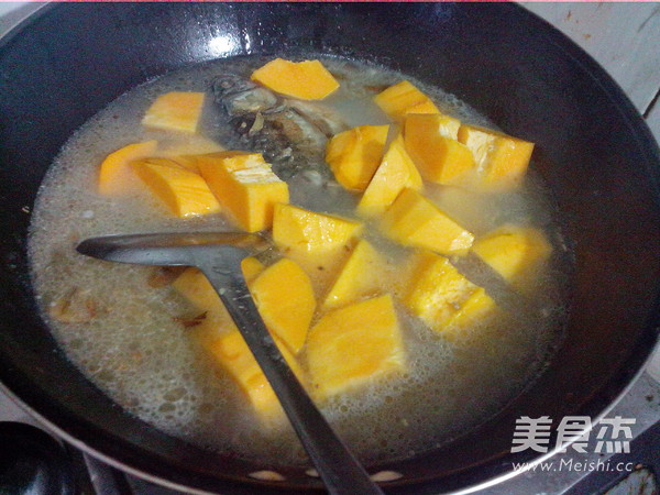 Papaya Crucian Carp Soup recipe