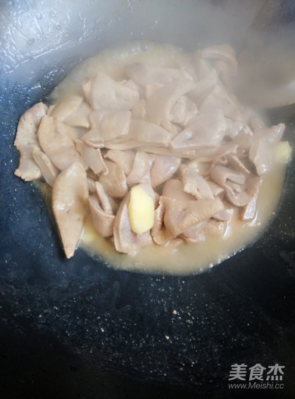 Fungus and Pork Liver Soup recipe