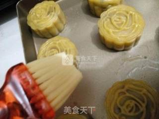 Cantonese-style Egg Yolk Chestnut Mooncakes recipe