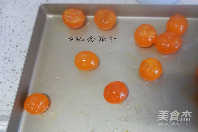 Cantonese-style Lotus Seed Paste Egg Yolk and Bean Paste Egg Yolk Moon Cake Making Method recipe