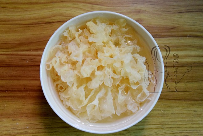 Hawthorn and Tremella Digestive Sweet Soup recipe