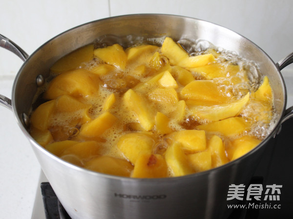 Homemade Canned Yellow Peaches recipe