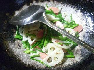 Stir-fried Lotus Root with Ham and Leek Flower recipe