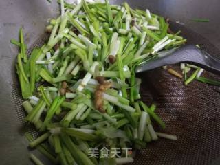 Stir-fried Pork with Garlic Sprouts recipe