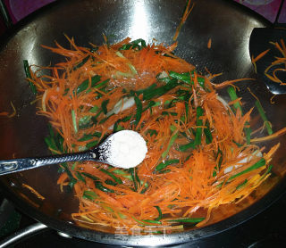 Stir-fried Carrots with Green Garlic recipe