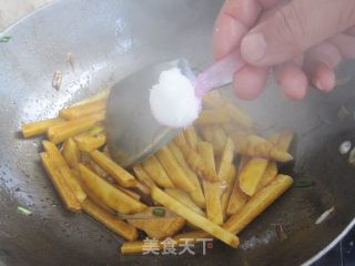 Stir-fried Crescent Bone with Potatoes recipe
