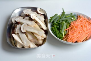 Fried Noodles with Matsutake Pork Slices recipe