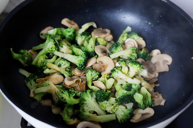 Stir-fried Mushrooms with Broccoli recipe