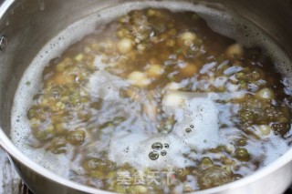 Refreshing Through Bitter Summer-mung Bean, Lotus Seed and Barley Soup recipe