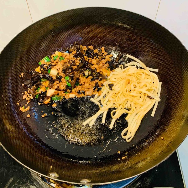 Fried Noodles with Minced Meat and Fungus recipe
