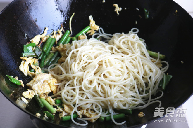 Fried Noodles with Garlic and Egg recipe