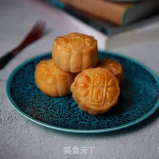Flowing Custard Mooncakes, The Softer The Heart, The More Delicious recipe