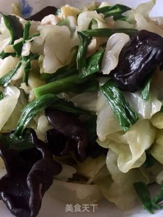 Stir-fried Garlic Sprouts with Cabbage and Black Fungus recipe