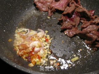 Stir-fried Beef with Cucumber Garlic Leaves recipe