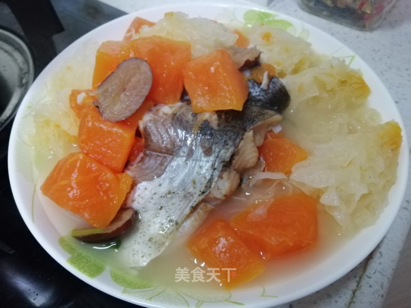 Papaya, Tremella, Red Dates and Fish Tail Soup recipe