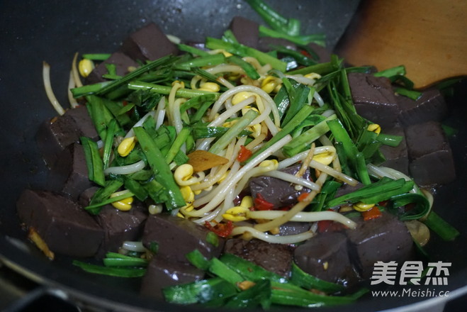 Nutritious Fried Duck Blood with Seasonal Vegetables recipe