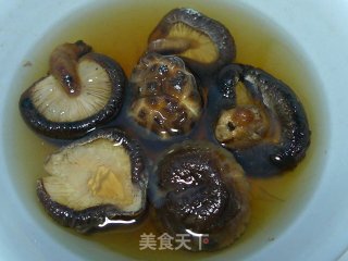 【mushrooms and Soybeans in Pot Pork Knuckles】enriching Qi, Replenishing Spleen and Bone recipe