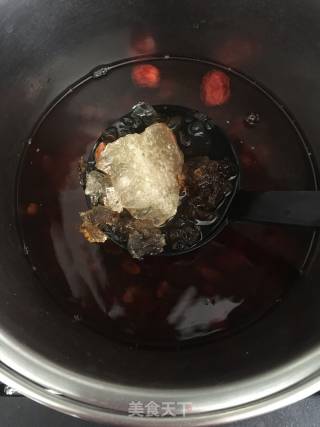 Rock Sugar Wolfberry Peach Gum Mixed with Milk recipe