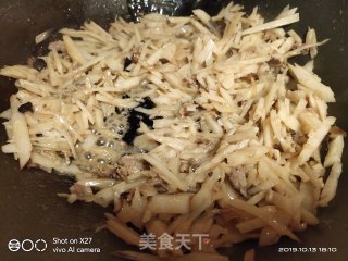 Stir-fried Shredded Radish with Mushrooms and Minced Meat recipe