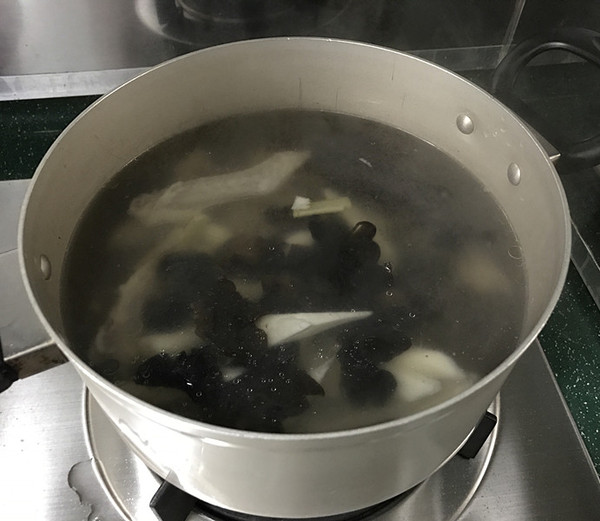 Yam, Fungus, Duck Wing Soup recipe