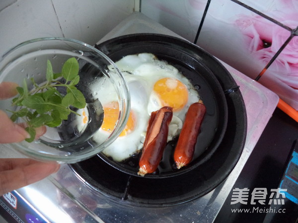 Sizzling Black Pepper Sausage and Eggs recipe