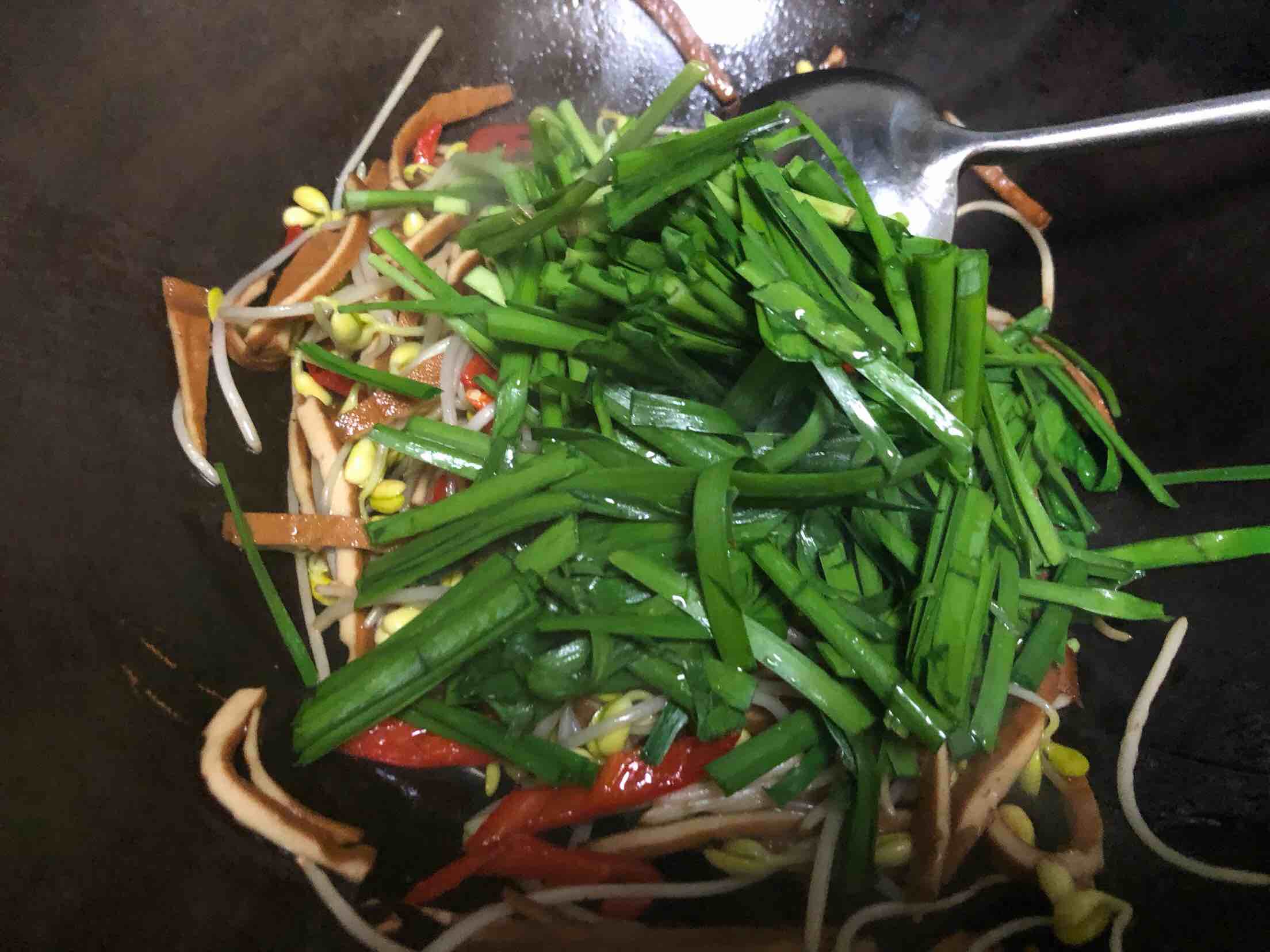 Stir-fried Dried Seeds with Chives and Bean Sprouts recipe