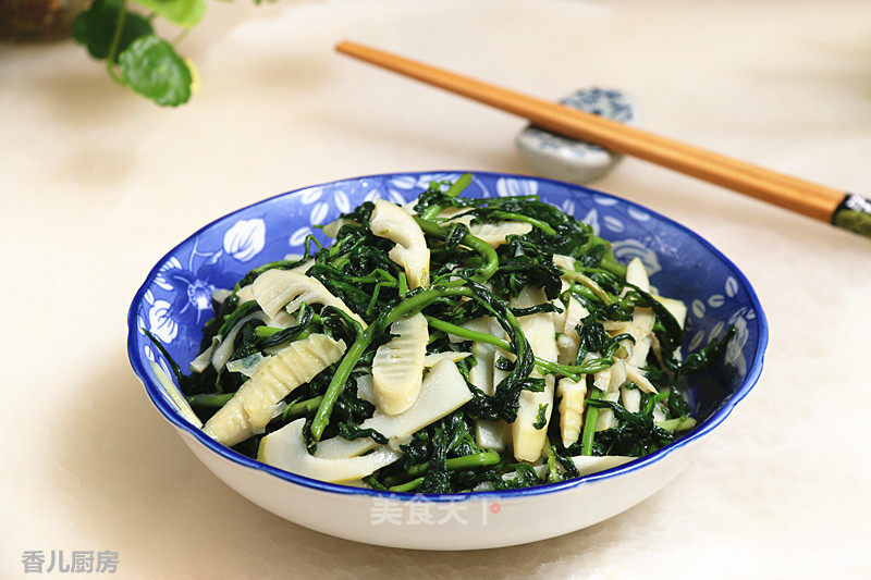 #春食野菜香# Fried Bamboo Shoots with Wolfberry Leaves recipe