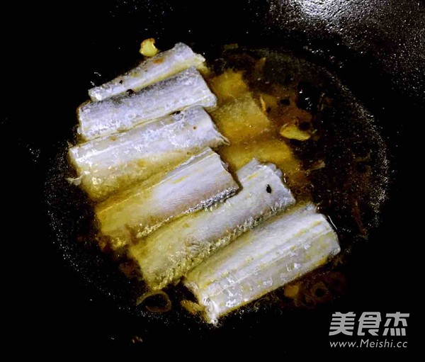 Saury Stew with Chrysanthemum recipe