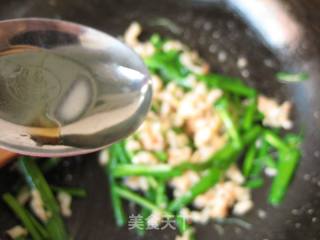 Stir-fried Shredded Shrimp with Leek recipe