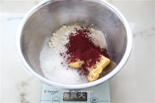 A Red Yeast Pastry is The Most Pleasant in Autumn-red Yeast Pastry Puffs recipe