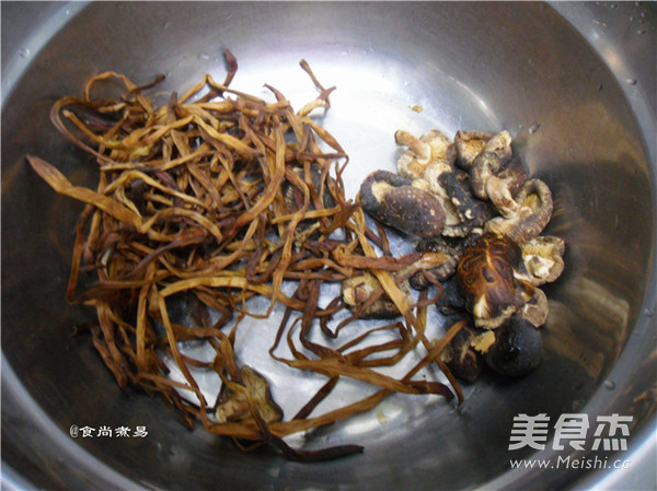 Steamed Chicken with Wormwood Fungus recipe