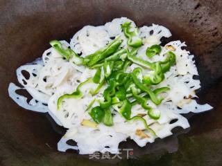 Fried Lotus Root Slices with Green Pepper recipe