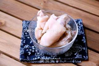 Finger-sucking Fermented Bean Curd and Peanut Stewed Trotters recipe