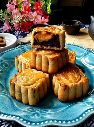 Cantonese Egg Yolk Mooncake recipe