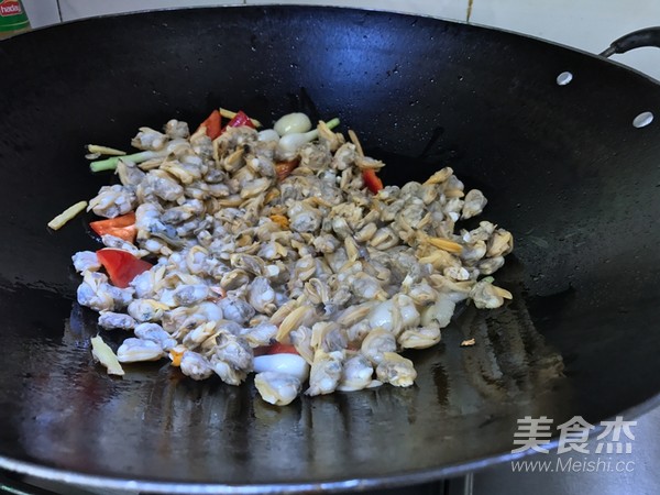 Stir-fried Snails with Green Onion and Ginger, A Delicious and Delicious Home-cooked Dish recipe