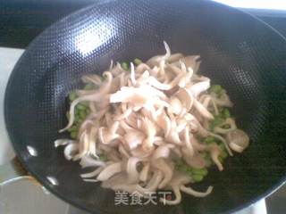 Stir-fried Oyster Mushrooms with Edamame recipe