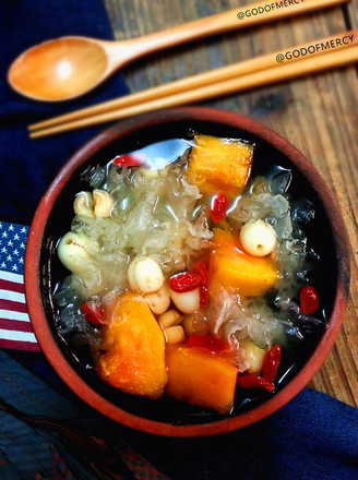 Papaya, Wolfberry, White Fungus and Lotus Seed Soup recipe