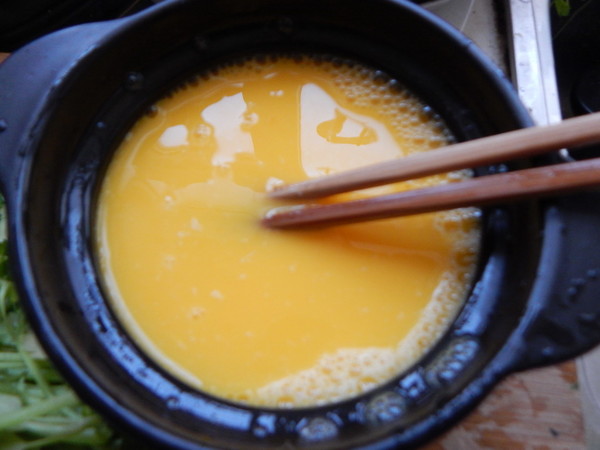 Steamed Eggs with Celery Leaves recipe