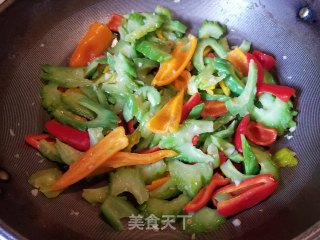 Stir-fried Bitter Gourd with Sweet Pepper recipe