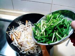 Spring Healthy Vegetable "leek Sprouts Stir-fragrant and Dried" recipe