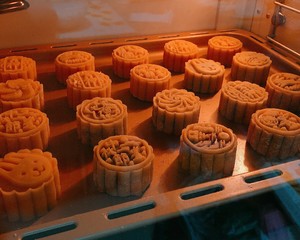 Cantonese-style Bean Paste Egg Yolk Mooncakes (super Detailed Steps, Suitable for Novices) recipe